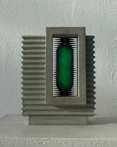 RT-05, œuvre en béton et vitrail, vue frontale